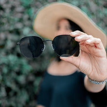 Cargar imagen en el visor de la galería, Protege tus ojos de los rayos del sol con el modelo Cynthia